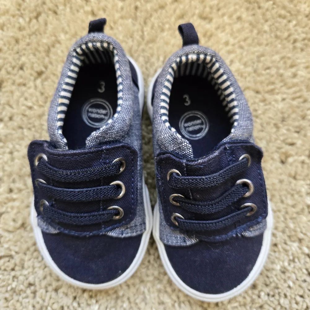 Bundle of 3 pairs of baby shoes